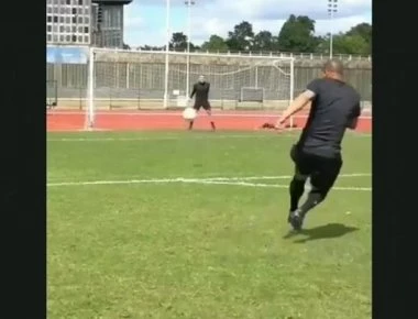 Ο Ρομπέρτο Κάρλος παρά τα 45 του χρόνια έχει σουτ δυναμίτη (βίντεο)